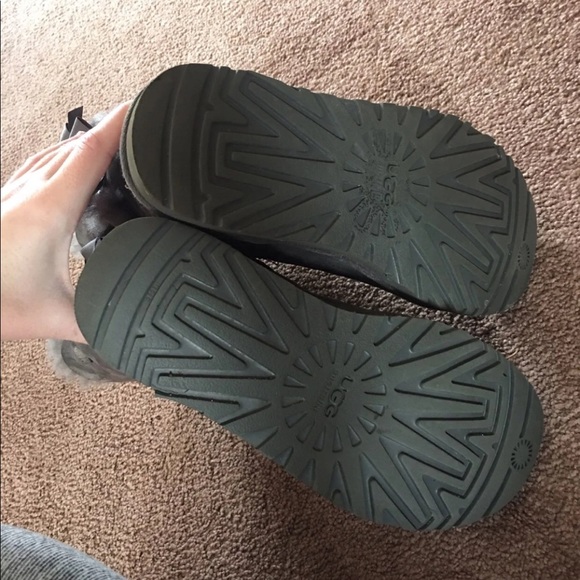 Woman’s gray ugg boots - Picture 5 of 7